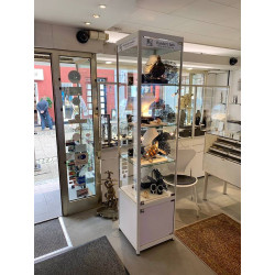 Vitrine grise  haute de 2 m avec rangement